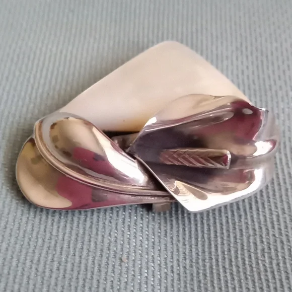 ARTIST MADE STERLING SILVER CALLA LILLY AND WHITE MOTHER OF PEARL PIN/PENDENT - Picture 3 of 10